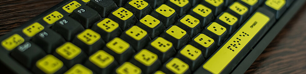 Ausschnitt einer Tastatur mit Brailschrift für Barreirefreies Web.