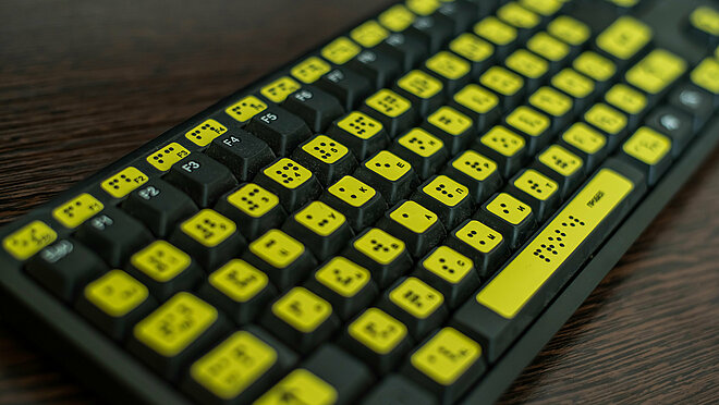 Ausschnitt einer Tastatur mit Brailschrift für Barreirefreies Web.